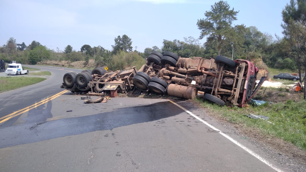 Caminhoneiro morre em acidente na BR-476, na Lapa