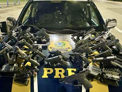 Casal é flagrado com armas de 8 nacionalidades em Balsa Nova
