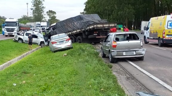 Engavetamento com sete veículos no Contorno Sul provoca congestionamento de 16 km