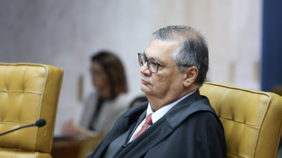 Dino manda suspender pagamento de R$ 4 bi em emendas e aciona PF