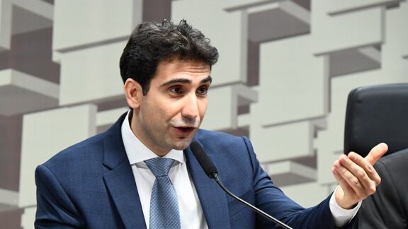 IOF não deveria ser usado para arrecadar, diz Galípolo