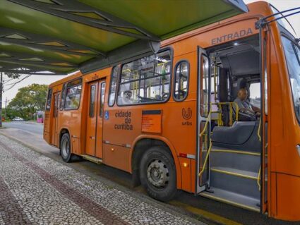 Ônibus de Curitiba voltam a operar com 100% da capacidade