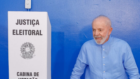 Lula vota, critica mentiras e falta de compromissos de candidatos