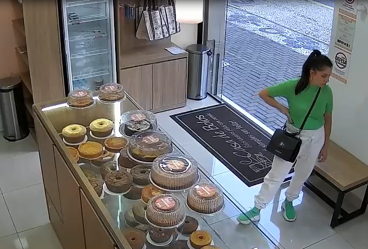 Polícia divulga imagens de mulher que perdeu 3 mil reais em Curitiba