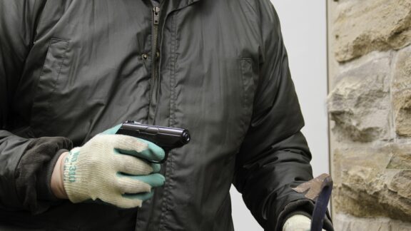 Projeto de Lei torna crime hediondo roubo em residência com ameaça a vítimas