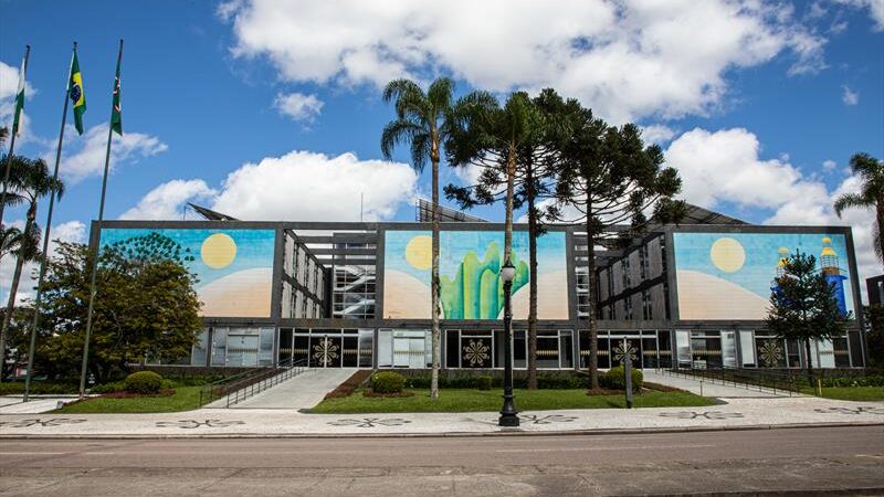 Servidores de Curitiba podem ter recomposição salarial de 4,42%