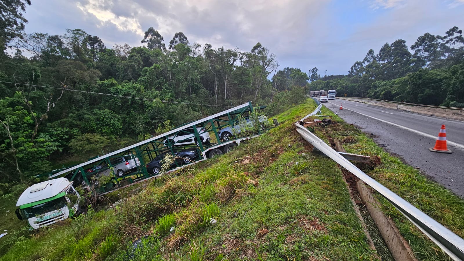 acidente caminhão cegonha BR-376
