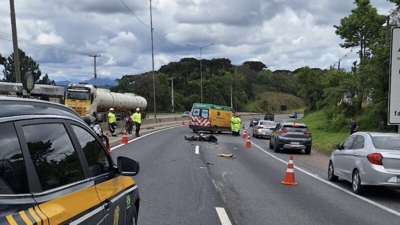 Garupa de moto morre em batida contra caminhão na BR-376