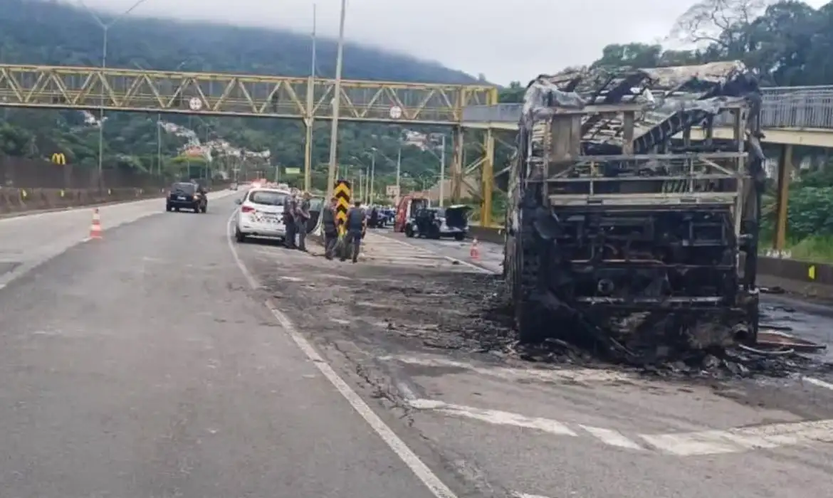 ataque-ônibus-torcedores-cruzeiro-torcida-mancha-alvi-verde-proibida-estádios