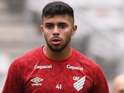 Mycael publica mensagem para a torcida após rebaixamento do Athletico