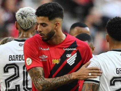 Zagueiro se despede do Athletico e fala em “sacrifício” em campo