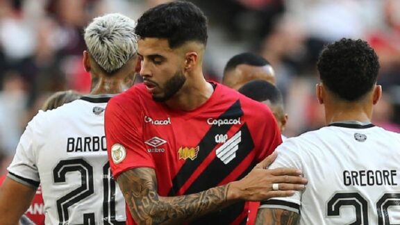 Zagueiro criticado pela torcida troca o Athletico por clube da Série A