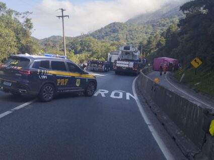 Pista da BR-376 sentido SC é interditada nesta terça-feira (22), em Tijucas do Sul