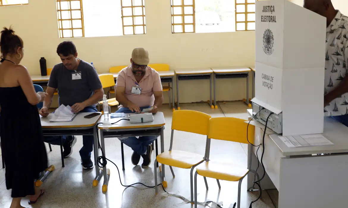 cabine-votação-urna-eleitores-segundo-turno-votar-segundo-turno
