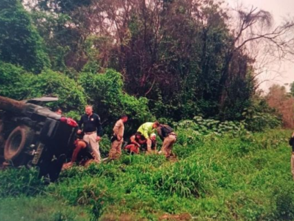 Policiais militares capotam caminhonete na BR-376; dois morreram