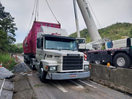 Acidente na BR-376: contêiner que esmagou van é retirado da pista