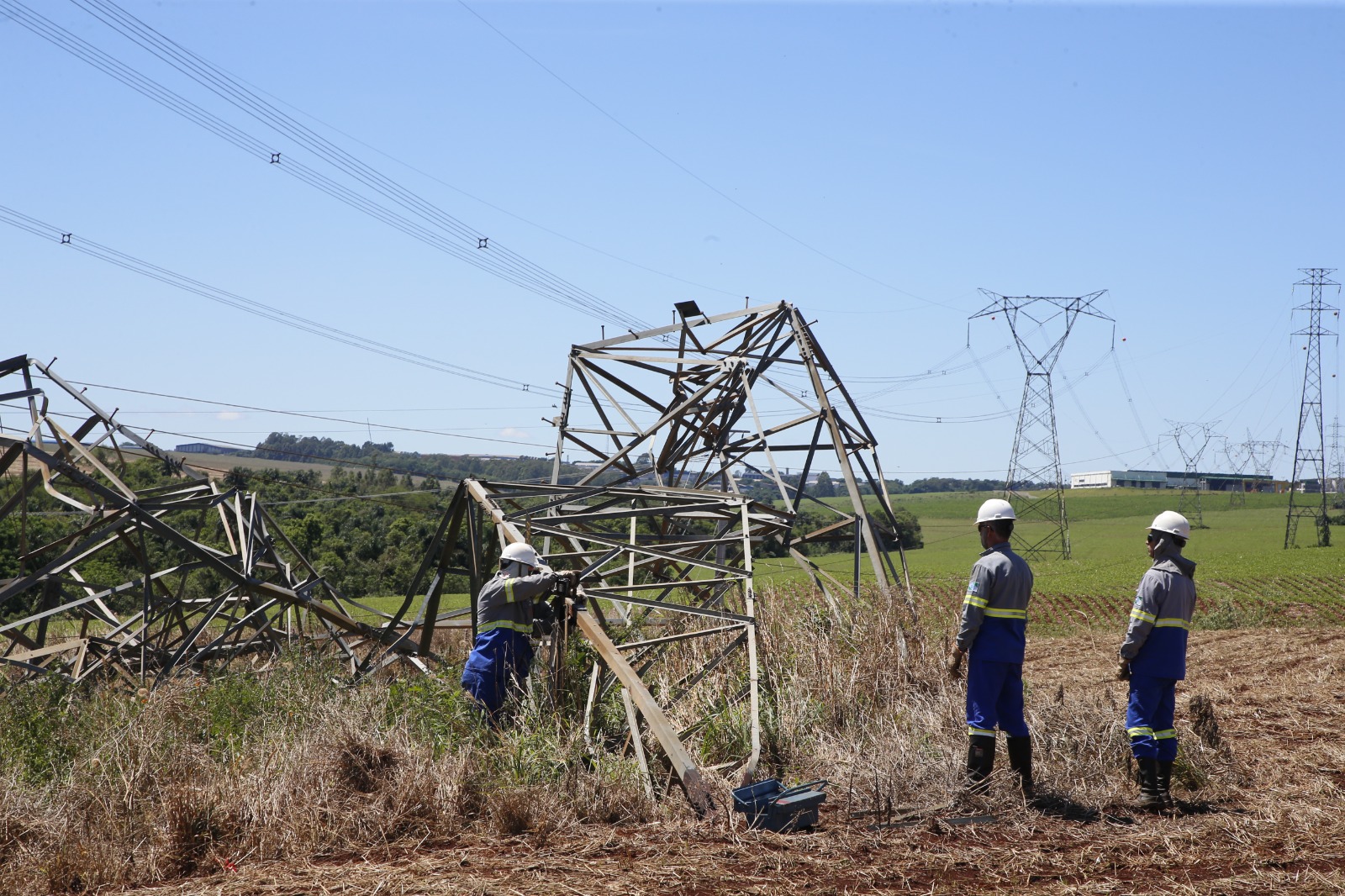 copel energia eletrica postes quebrados vento