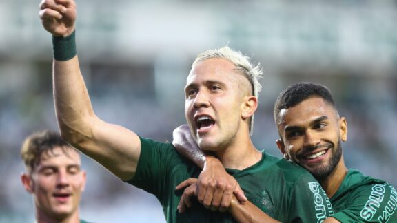 Coritiba marca nos acréscimos, vence o CRB e segue vivo na briga pelo acesso