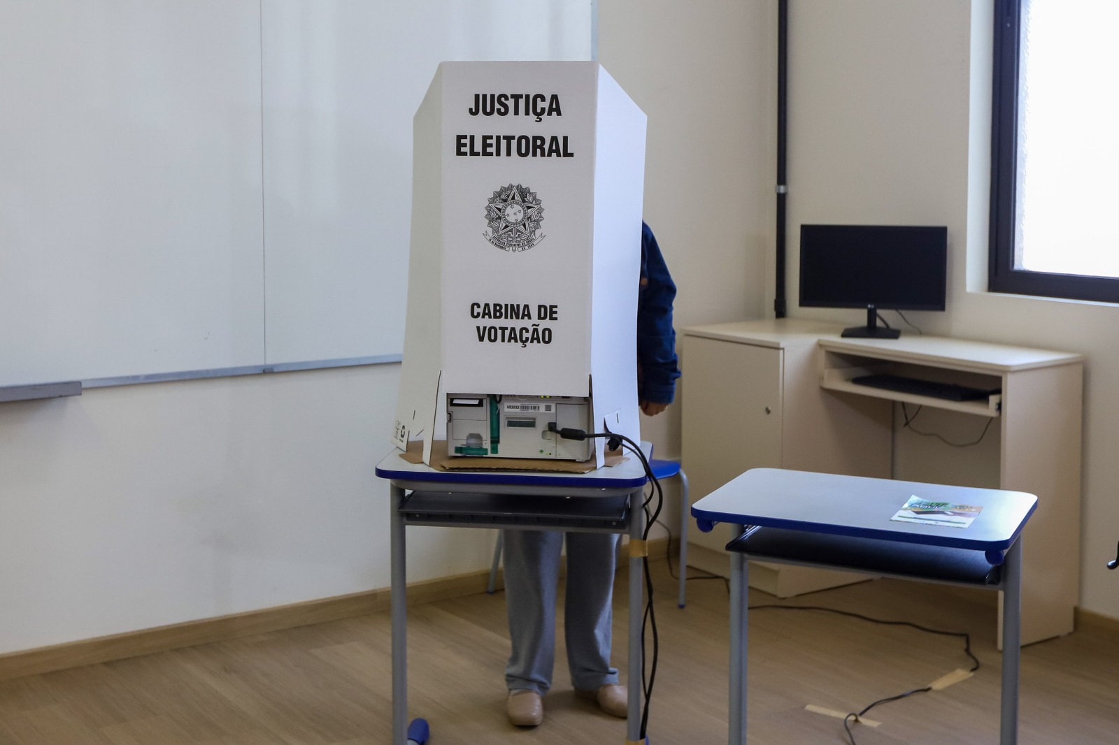 eleitor-votando-cabine-votação-urna-curitiba-eleições-2024-trepr-tre--pr-compareçam-votem-segundo-turno-paraná