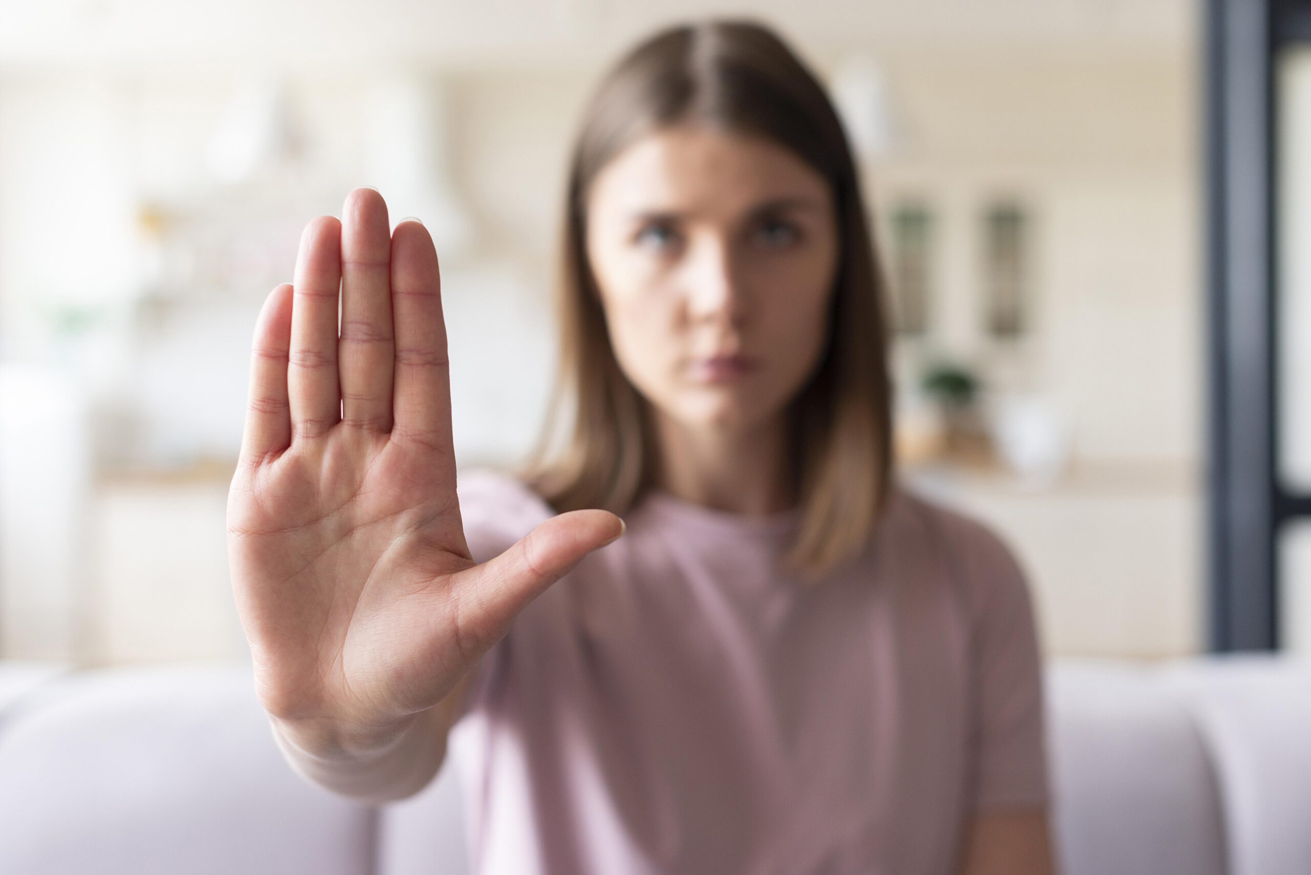 front-view-woman-using-sign-language-perito-vídeo-violência-doméstica