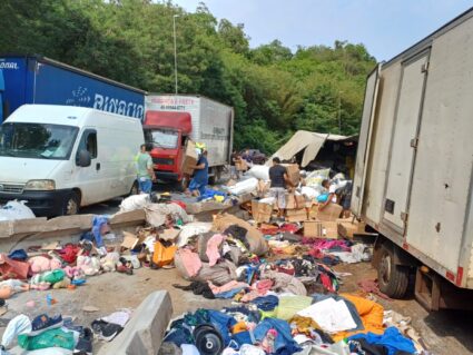 Caminhão tomba e interdita BR-277, no Oeste do Estado