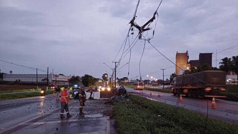 Caminhão tomba e arrasta fiação elétrica na BR-369