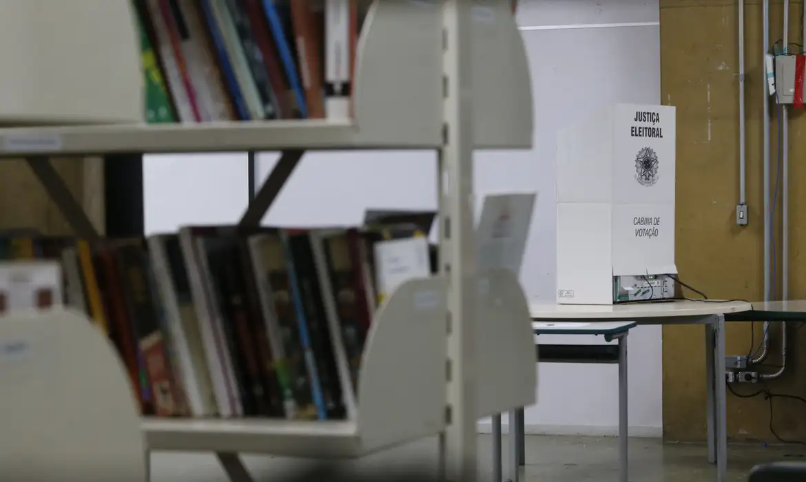 tse-abstenções-eleição-2024 cabine votação urna cabina votação urna eletrônica abstenção