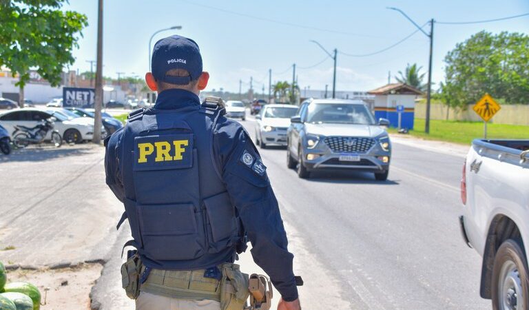 Após pneu estourar, motorista de caminhão morre ao ser atingido por rodado de outro veículo