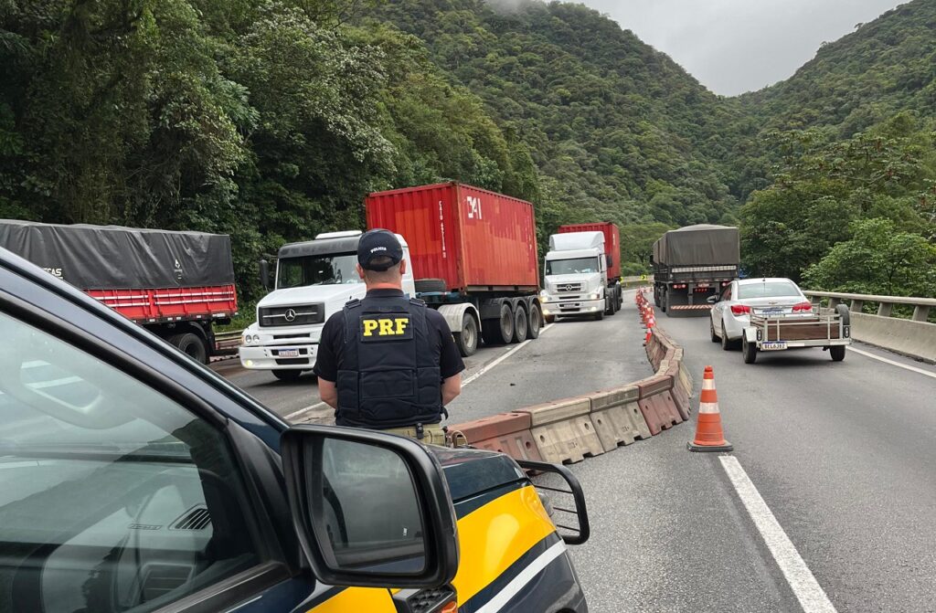 Não há previsão para liberação de pistas da BR-277 sentido litoral
