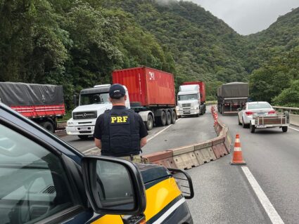 Não há previsão para liberação de pistas da BR-277 sentido litoral  