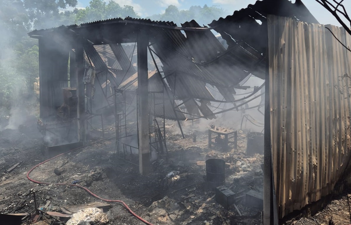 Barracão de recicláveis é destruído em incêndio na Grande Curitiba