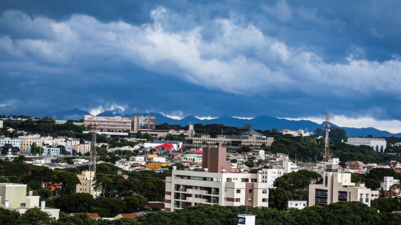 Frente fria com chuvas refresca o Paraná nesta segunda (10)