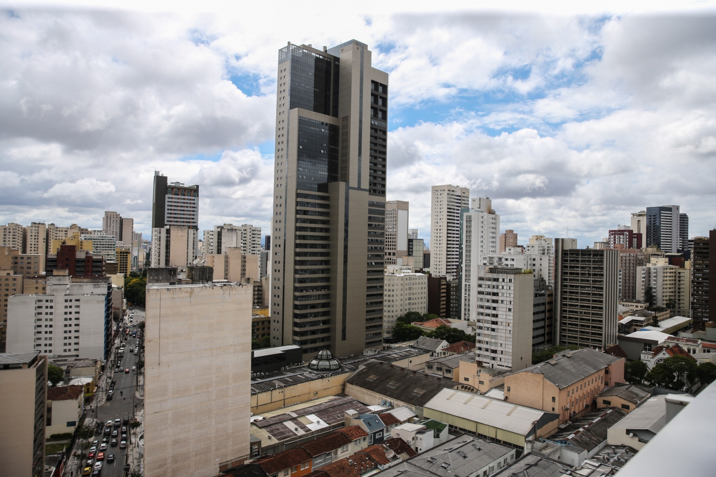 tempo nublado em Curitiba, predios, iptu