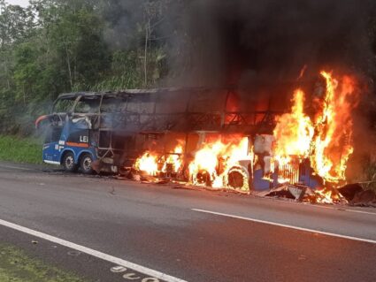 Passageiro é preso suspeito de iniciar fogo que destruiu ônibus com 40 pessoas a bordo