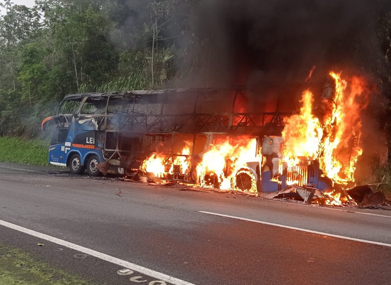 Passageiro é preso suspeito de iniciar fogo que destruiu ônibus com 40 pessoas a bordo