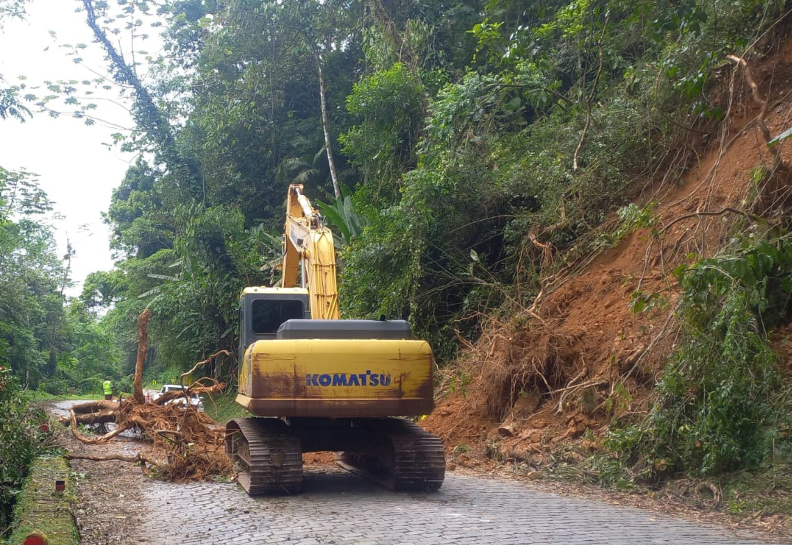 Tráfego na Estrada da Graciosa funciona com pare-e-siga nesta terça (19)
