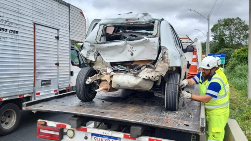 Engavetamento entre carros e caminhão deixa feridos na Rodovia do Xisto