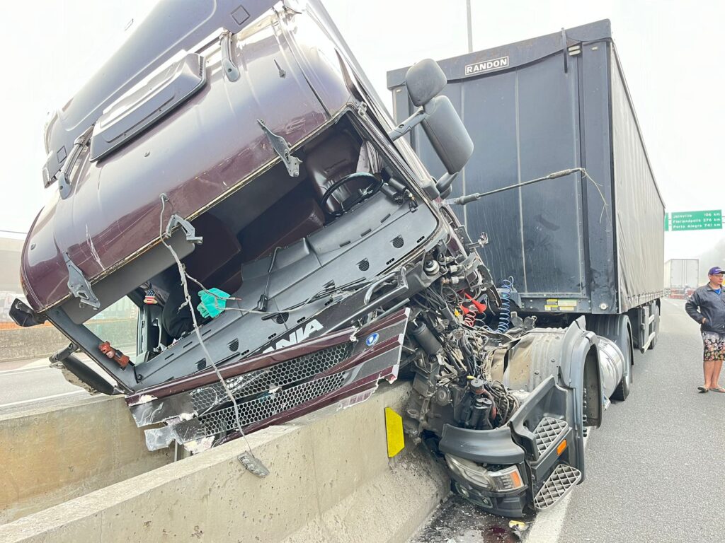 Carreta bate forte contra mureta e deixa trânsito lento na BR-376