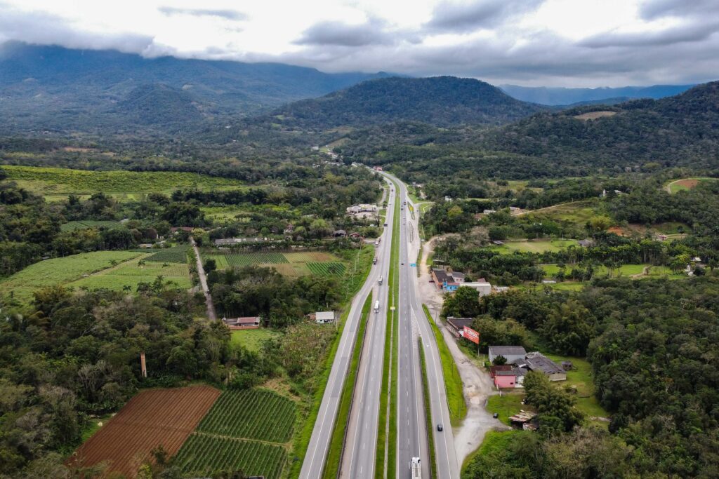 Rodovias do Paraná: instituições devem evitar acidentes e filas durante as festas, diz Romanelli