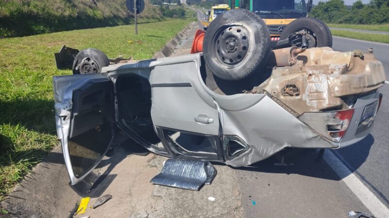 Homem capota carro e morre no Contorno Leste