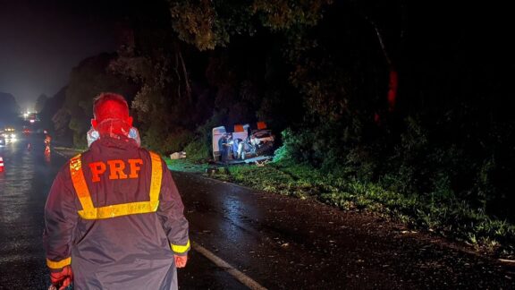 Carro bate forte contra ponto de ônibus na BR-277; motorista morreu