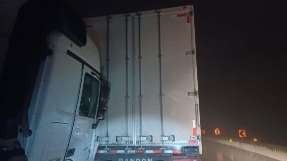 Motorista pula de caminhão para se salvar de acidente na BR-376, mas morre prensado
