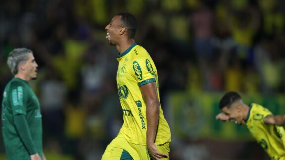 Com gol contra bizarro, Coritiba dá vexame e é goleado pelo Mirassol