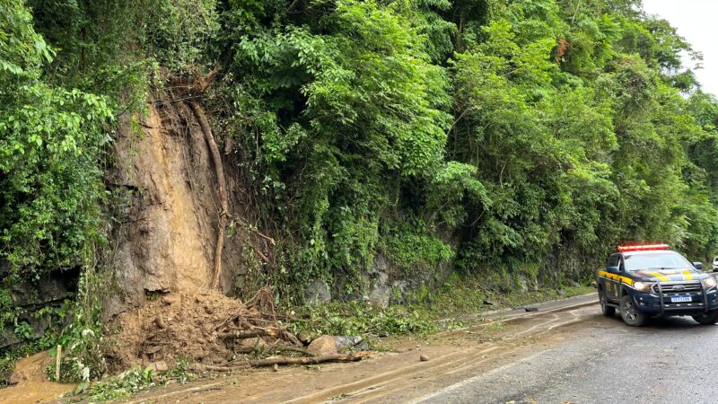 Queda de barreira interdita BR-277, em Morretes