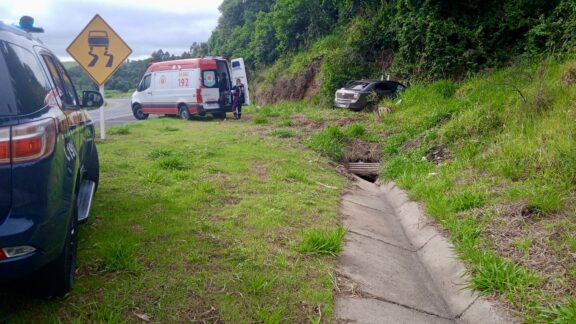 Carro bate forte contra barranco na BR-376; crianças feridas