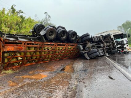 Acidente entre carreta e caminhão deixa duas pessoas mortas na BR-163