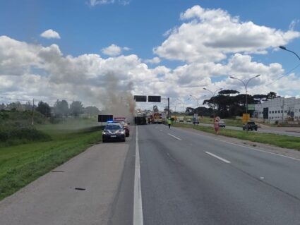Carreta em chamas interdita pista do Contorno Leste em São José dos Pinhais; fila de 20 km