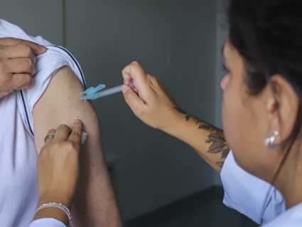 Paraná recebe mais de 120 mil doses de vacinas contra a Covid-19