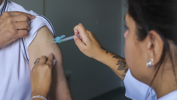 Paraná recebe mais de 120 mil doses de vacinas contra a Covid-19