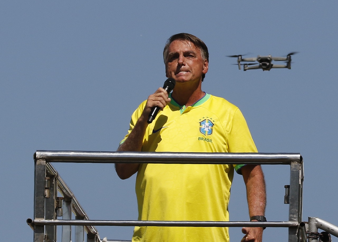 Bolsonaro reúne apoiadores em manifestação em Copacabana